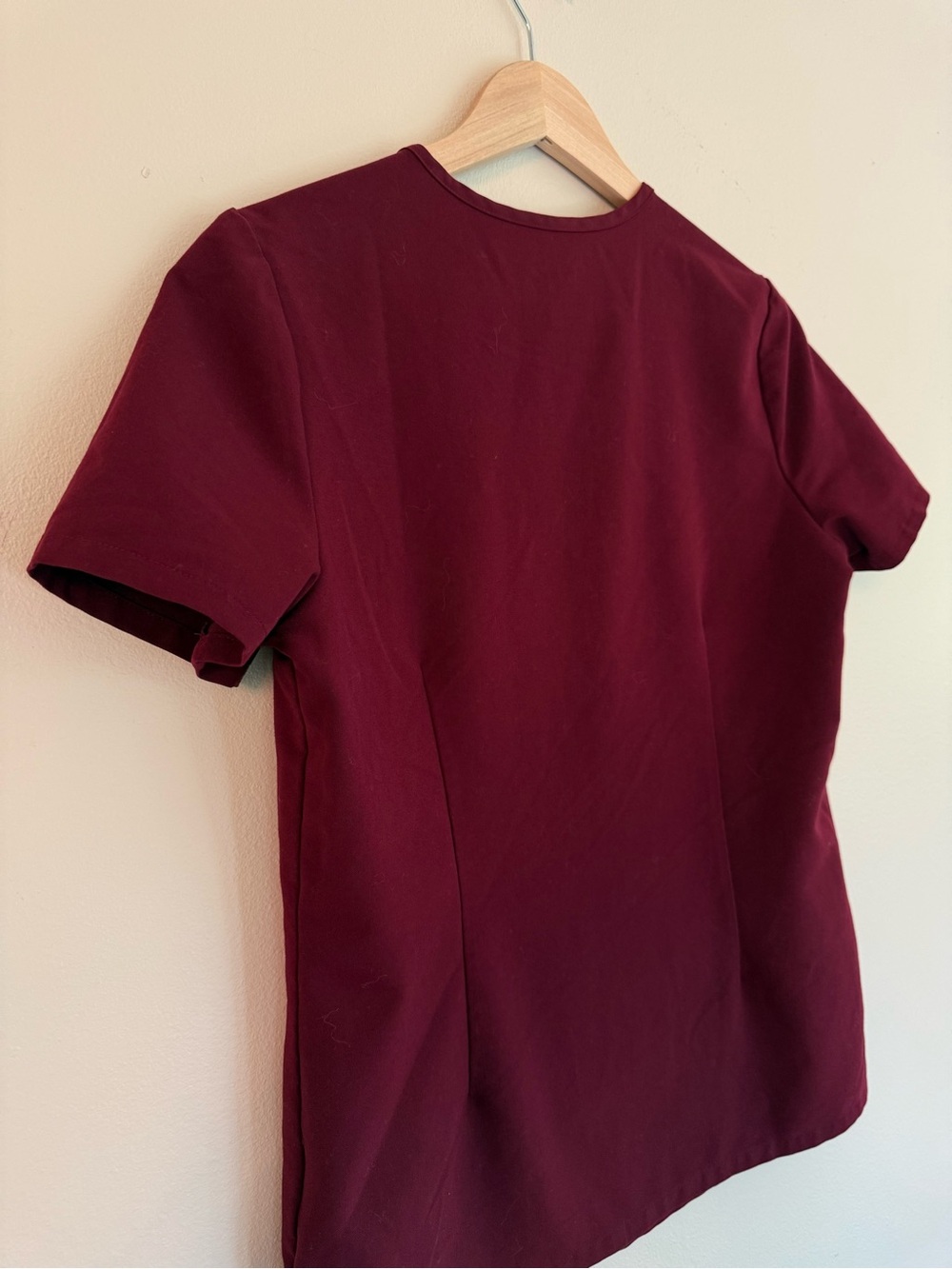 Figs Catarina Burgundy One Pocket V-Neck Women's Scrub Top Style FW1000 Size XS - Picture 6 of 7